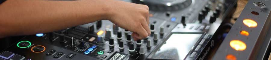 Exklusive Einblicke: Wie man ein erfolgreicher Radio DJ wird und sein Publikum fesselt